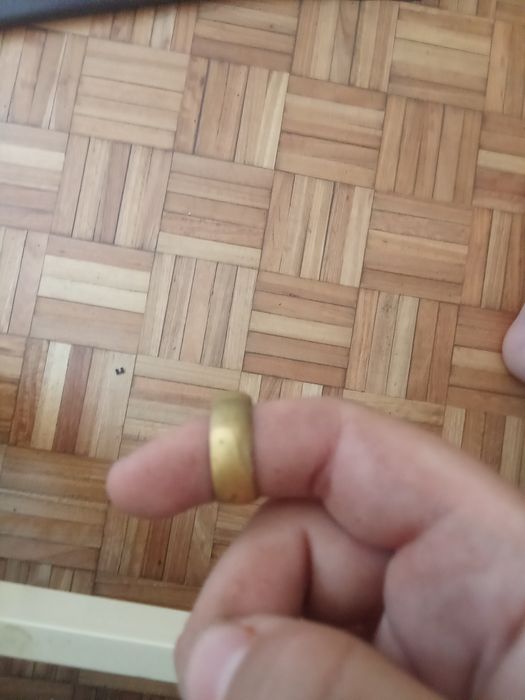 Anel recubrido com folhas douradas