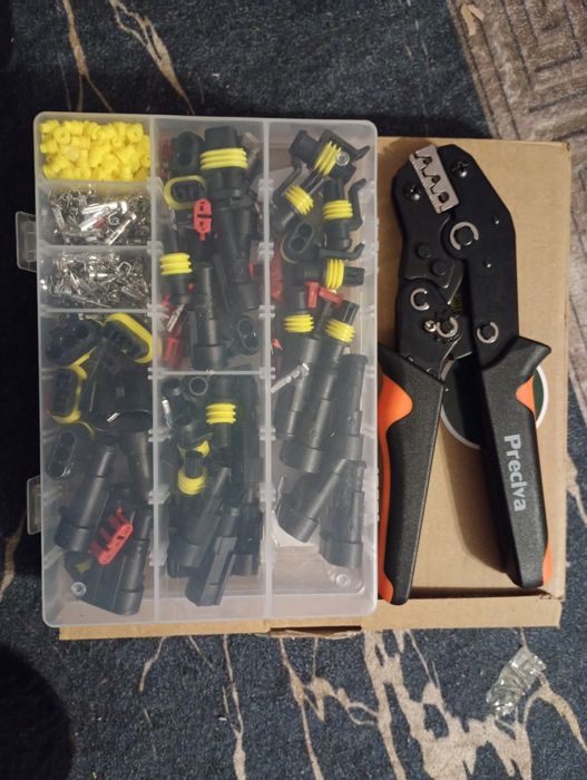 Zestaw szczypce do przewodów oraz 350  złączek, kostek itp.