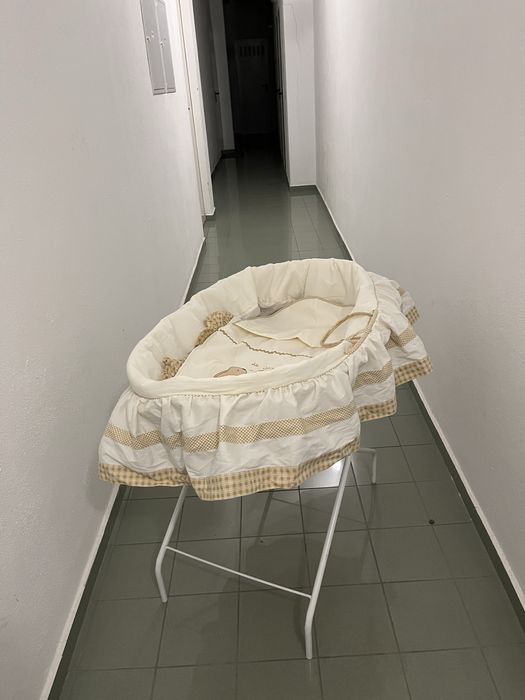 Berço em verga com suporte