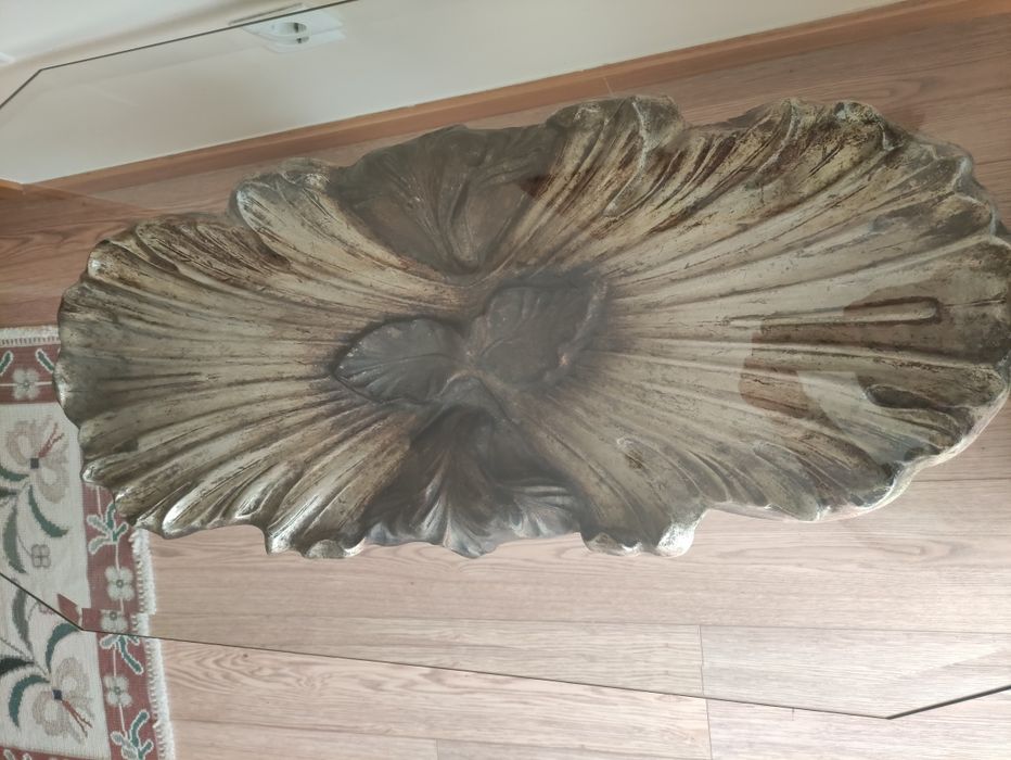 Mesa de centro em vidro e detalhes dourados