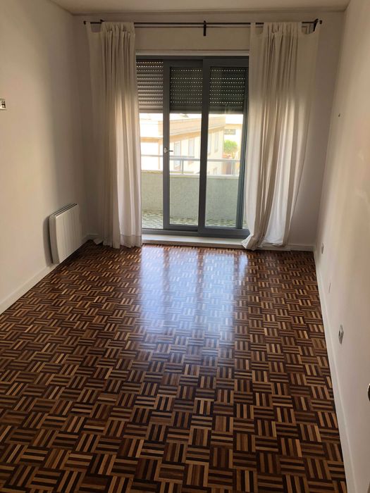 Arrenda-se T4 - Na primeira linha na Foz, Porto