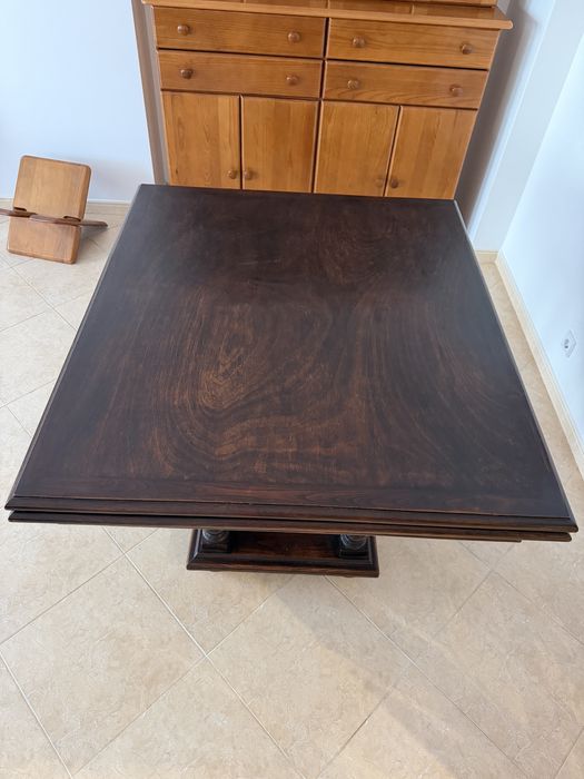 Mesa de jantar antiga em madeira escura de estilo manuelino  – Extensível
