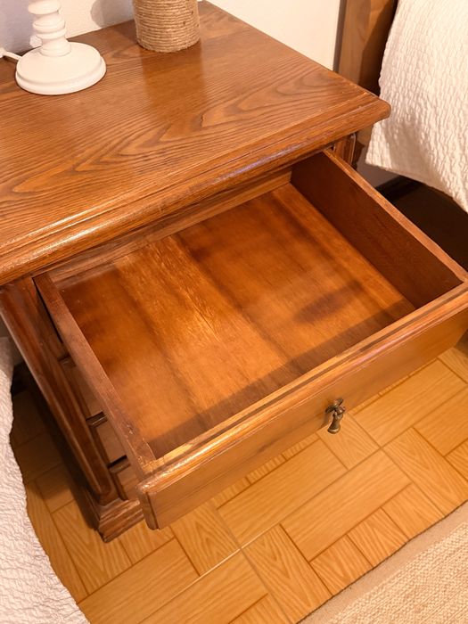 Conjunto de 2 camas de solteiro + colchões + mesa de cabeceira