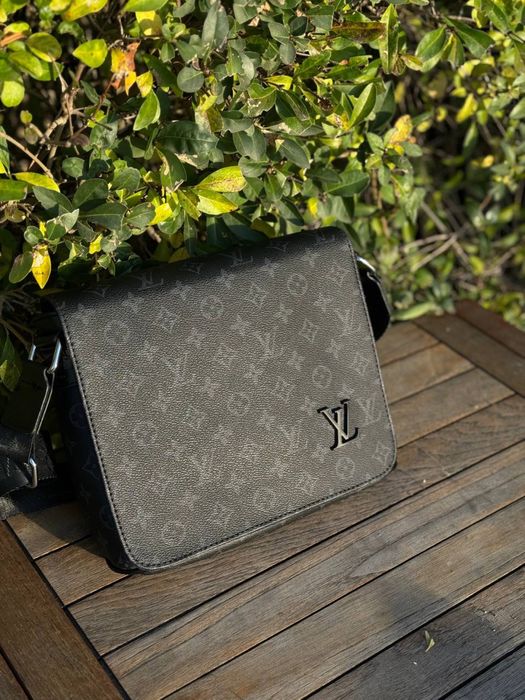 Сумка Louis Vuitton через плечо черная Лв кожаная барсетка LV Луи