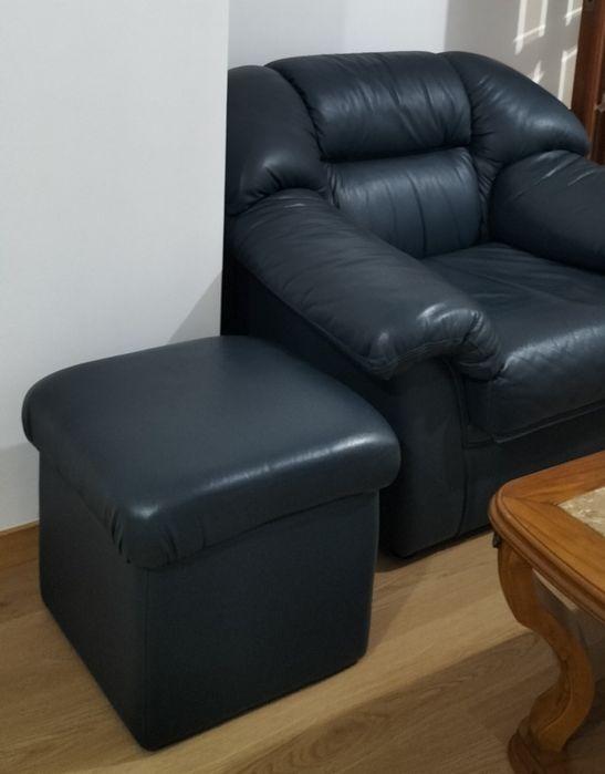 Conjunto de Sala em Pele: Sofá Cama + 2 Sofás + Pufe + Mesa Centro