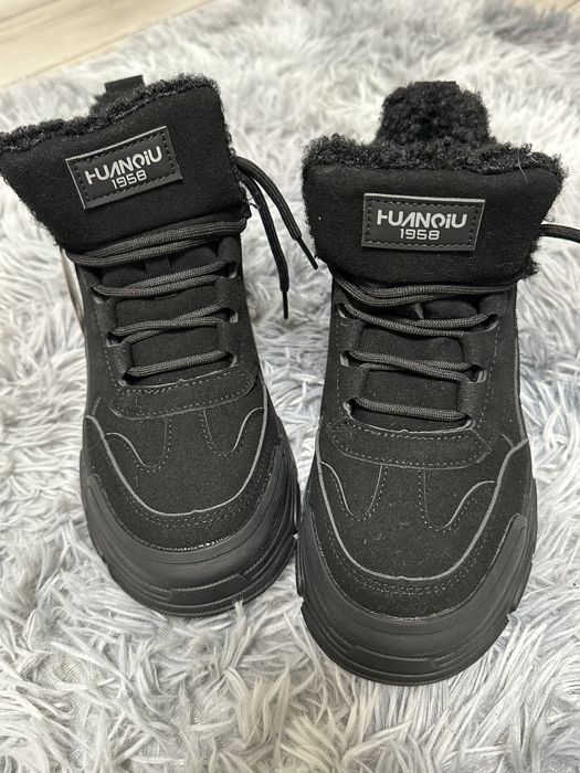 Зимові спортивні ботинки