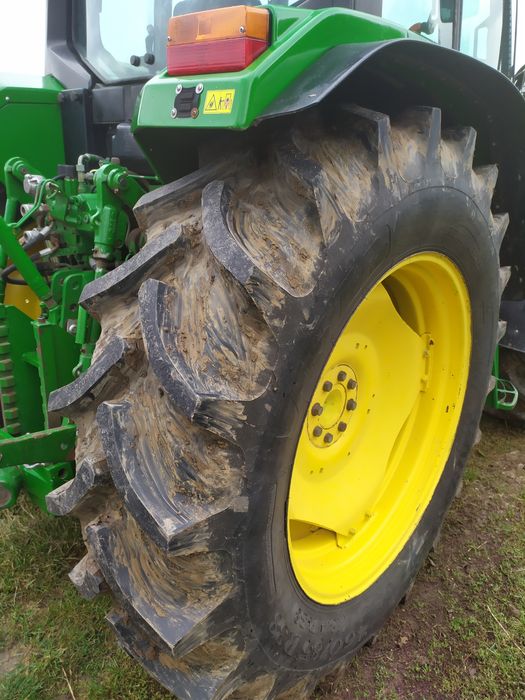 Трактор John Deere 6200