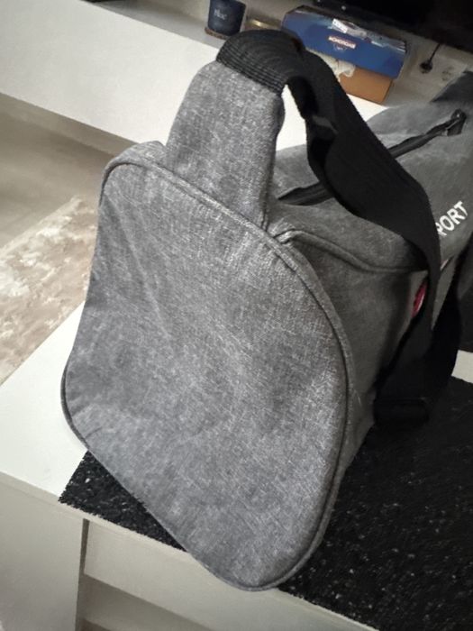 Спортивна сіра сумка