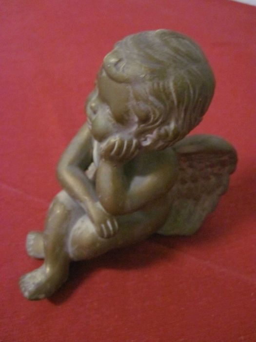 Anjo dourado de porcelana