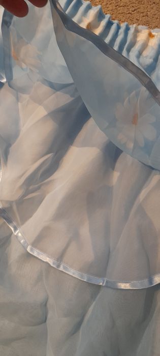 Niebieska firana woal z doszytym lambrekinem w stokrotki