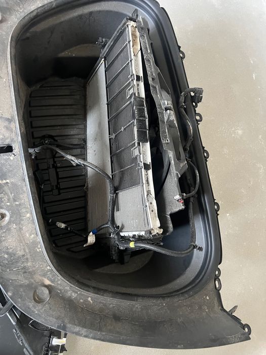 Tesla Y авторозбірка запчастини