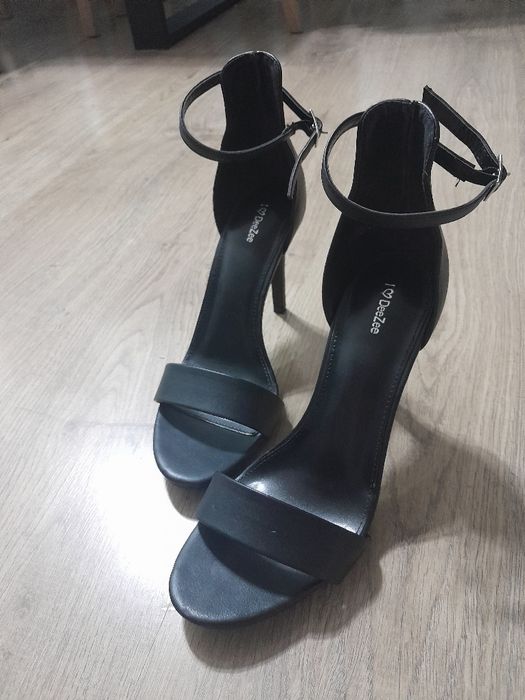 Wysokie, czarne szpilki DeeZee