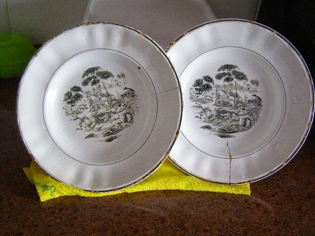 Pratos e travessas antigos para decoração