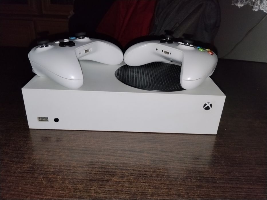 Xbox Series S + 2 pady + pełne okablowanie i oryginalne pudełko