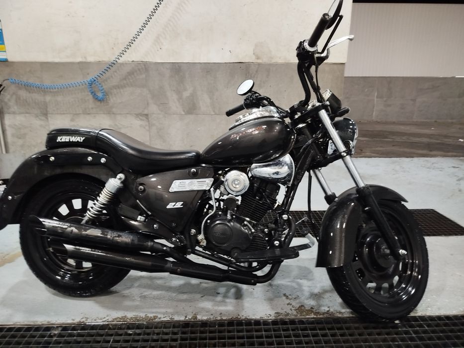 Keeway Superlight 125 –  Muito Conforto + 2 Capacetes