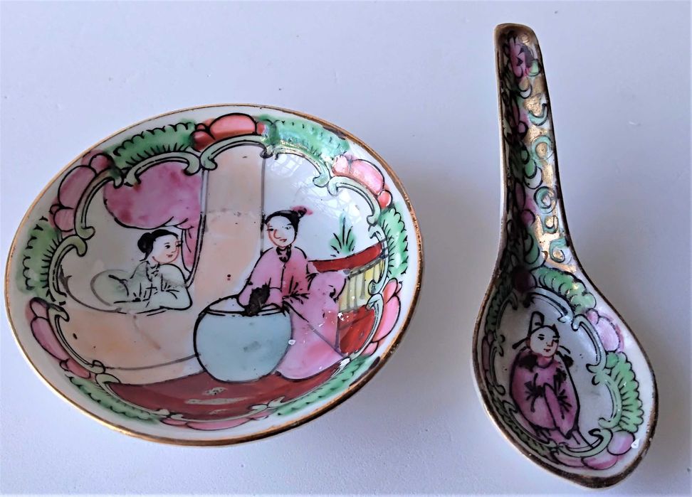 Pequena taça e colher em faiança, fabricadas no  território de Macau
