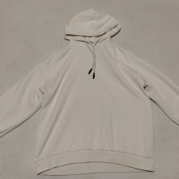 біла кофта з принтом ззаду