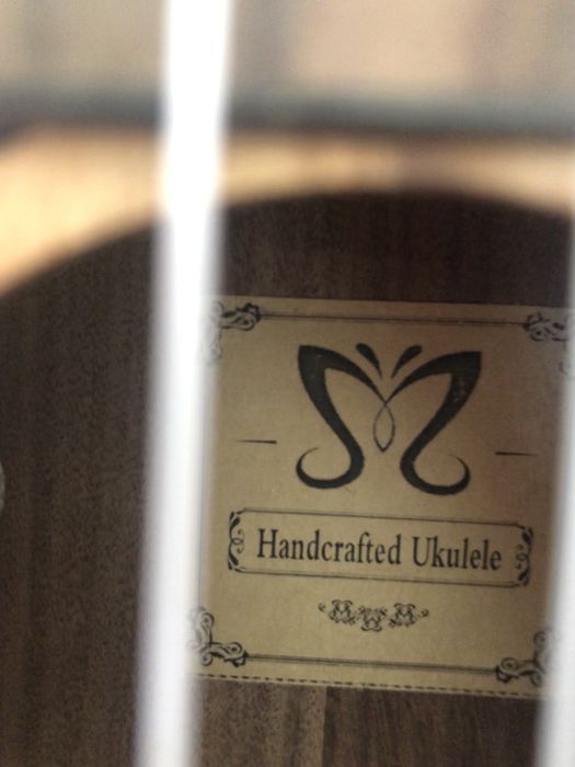 Ukulele z naglośnieniem, recznie robione