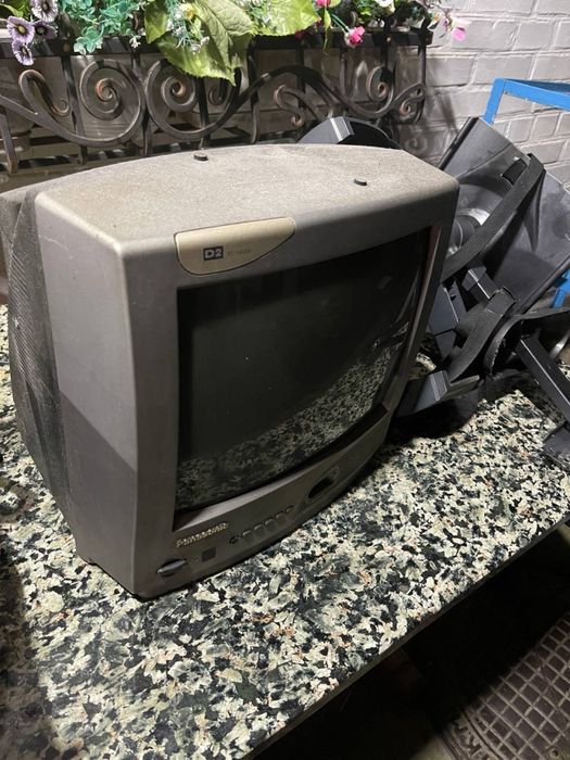 Телевізор Panasonic з настіною лапкою