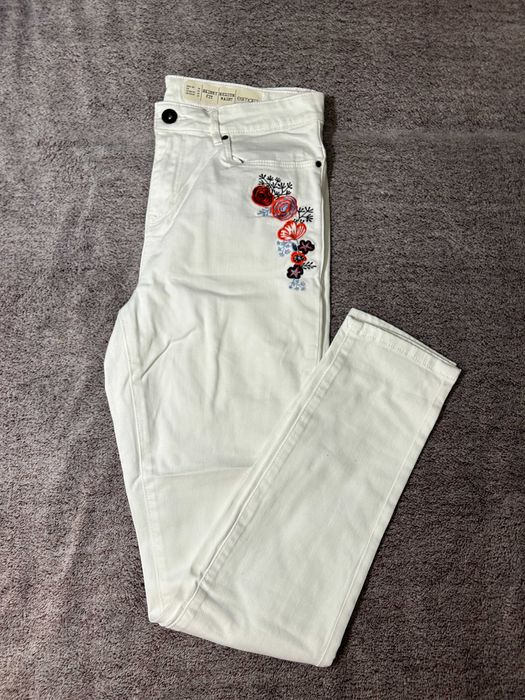Białe spodnie ze zdobieniami ESMARA skinny fit medium waist