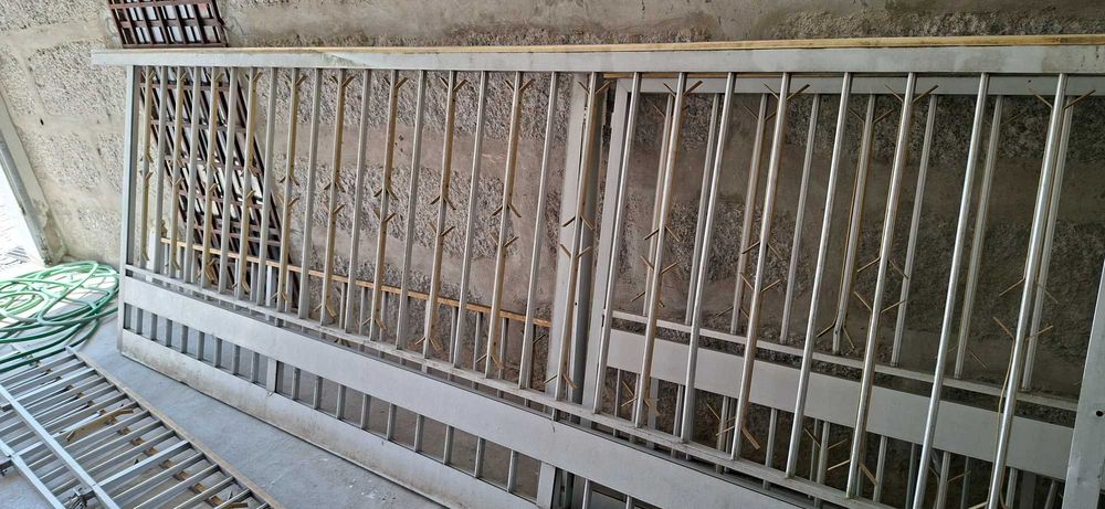 Gradeamento e Portoes em aluminio cinzento
