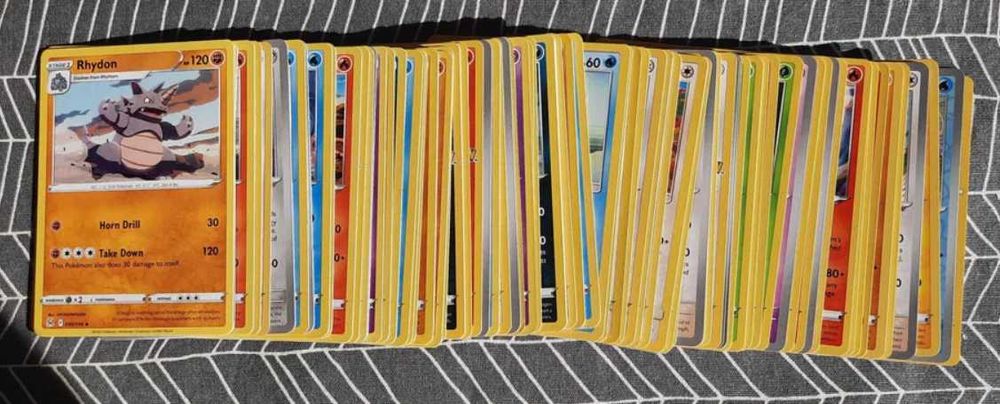 100 Cartas Pokémon genuínas (sem repetições) com 3 Raras/Holo/RevHolo
