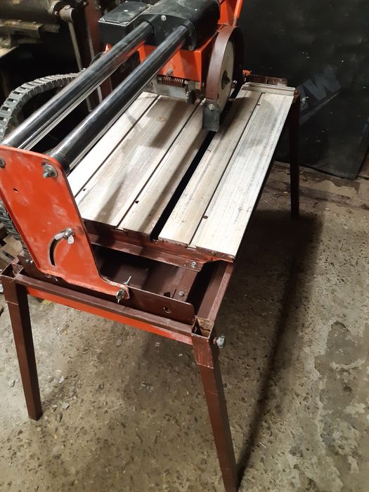 Плиткоріз електричний з водяною подачою безпильний.