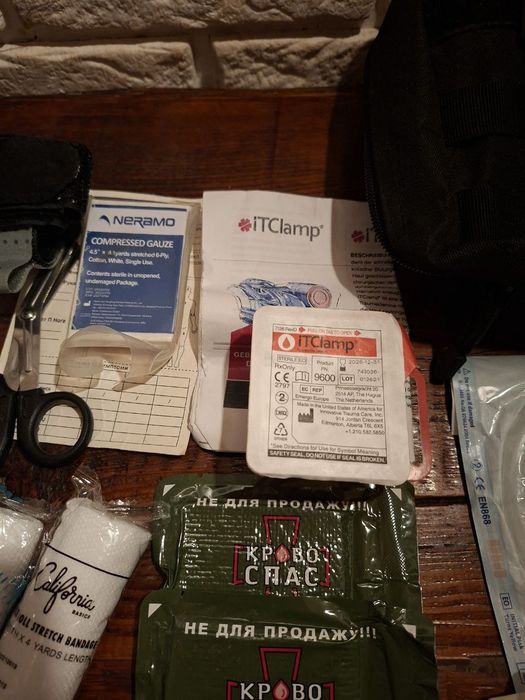 Військова тактична індивідуальна  аптечка . З іTCLamp .Для шарящіх!!