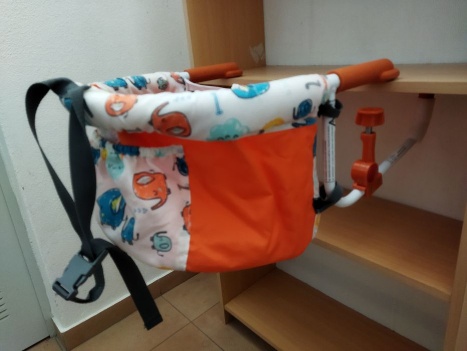 Cadeira de refeição de mesa, para bebé.