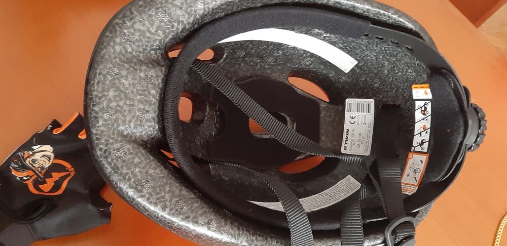 Capacete e luvas de criança bicicleta skate