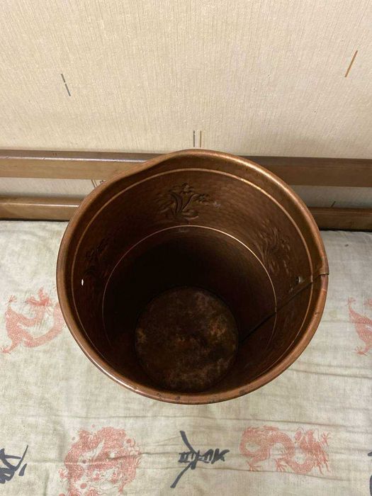 Підставка для парасольок виготовлена з міді.