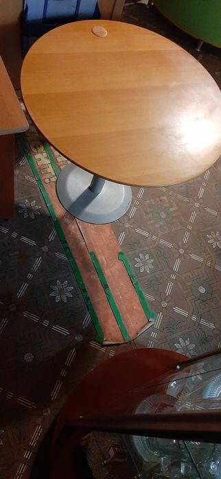 Продам стол круглый на металлической ножке
