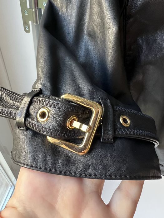 Blusão Loewe preto com metais dourados a estrear