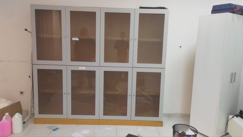 Móvel em madeira com portas em vidro