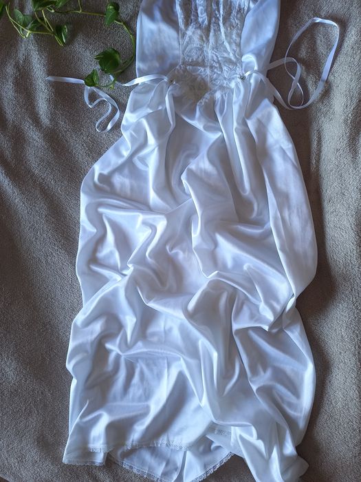 Жіноча нічна сорочка (пеньюар)