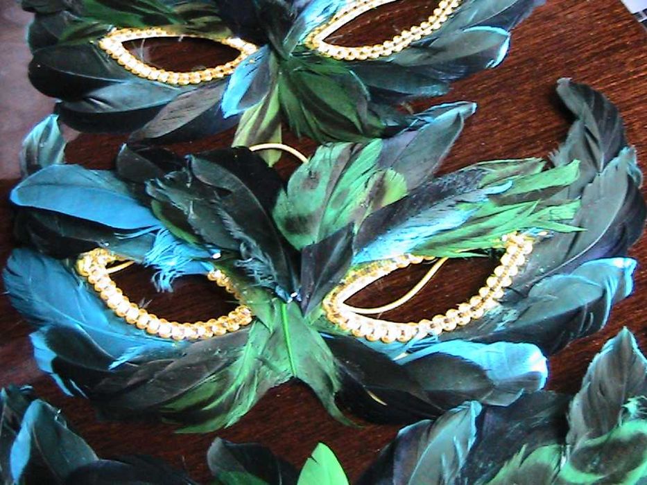 маска из перьев на Новый Год