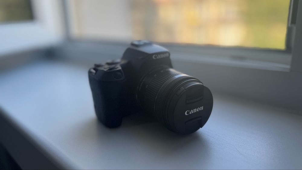 Lustrzanka canon eos 250D jak nowa! Na gwarancji .