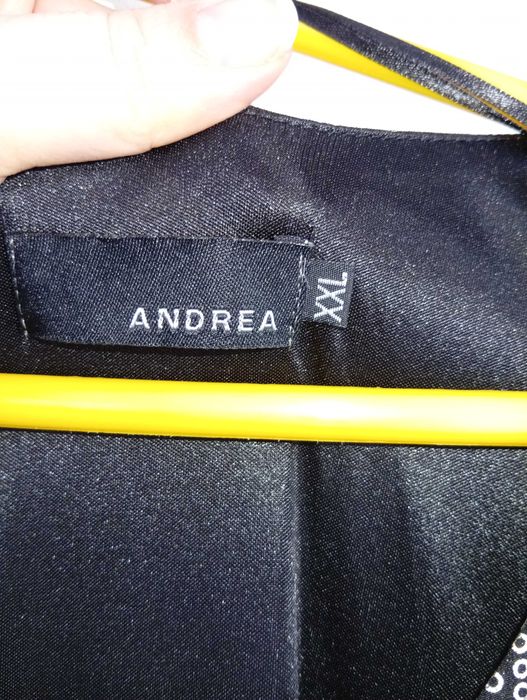 Czarna sukienka z narzutką ze złotymi wzorami