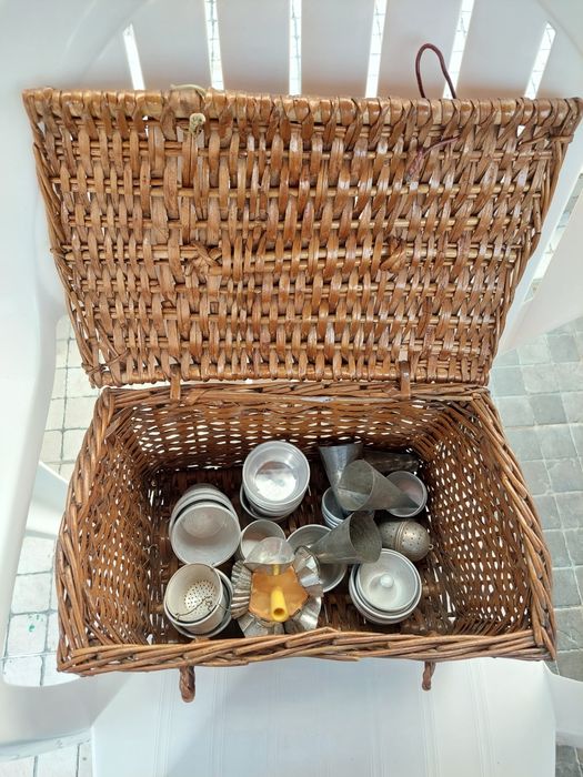 Formas e materiais de pastelaria antigos