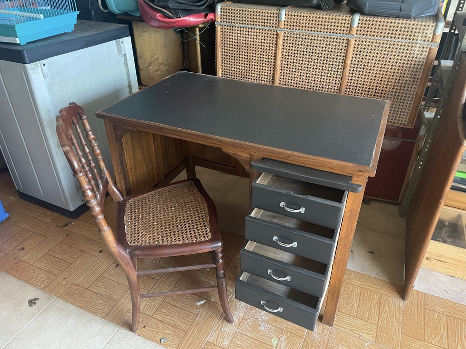 Secretaria e cadeira antigas de madeira