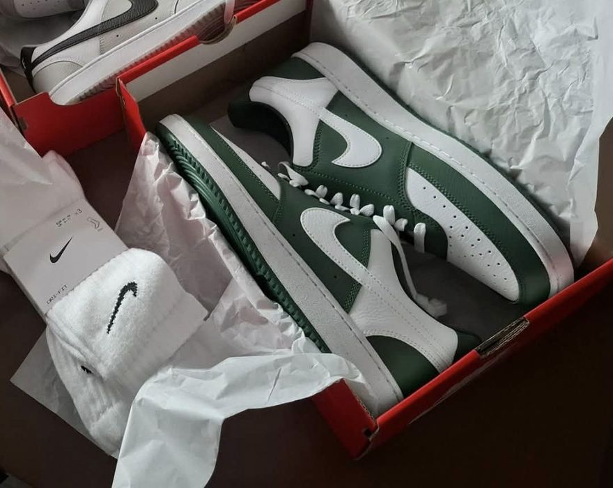 Nike verde e branca semi nova