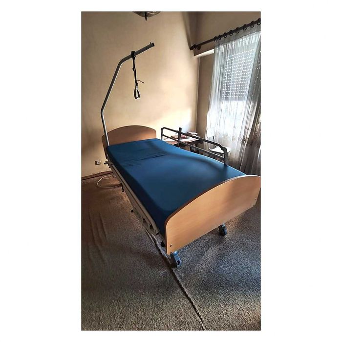 Cama hospitalar articulada com colchão anti-escaras