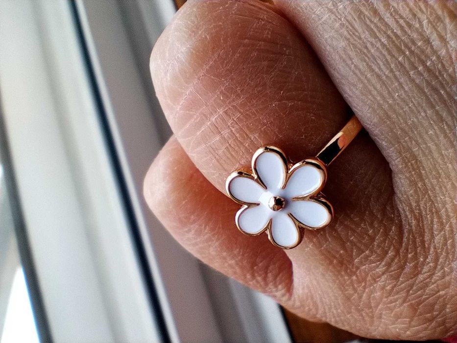 Anel lindo em aço inoxidável em forma de flor, branco e dourado, novo.