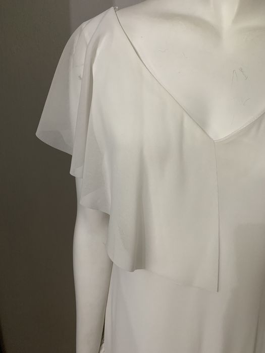 Biała sukienka z falbankami