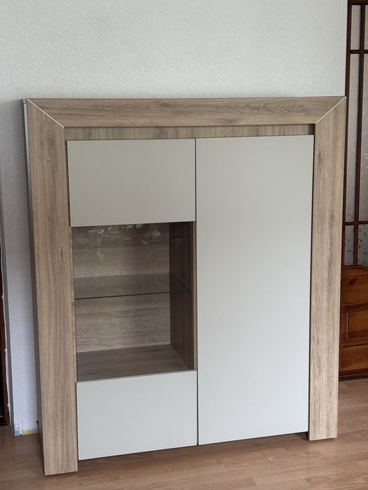 Продам комплект меблів: комод і шафа-вітрина