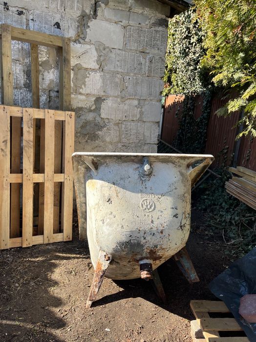 Stara żeliwna wolnostojąca wanna na nóżkach