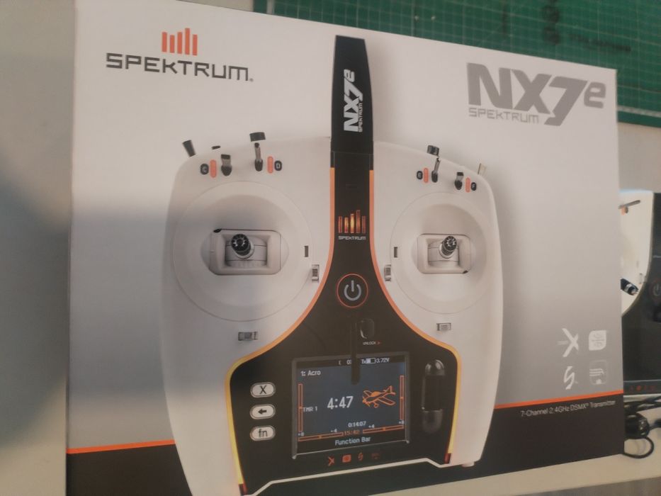 Rádio RC Spektrum NX7 + Mesa fibra de carbono