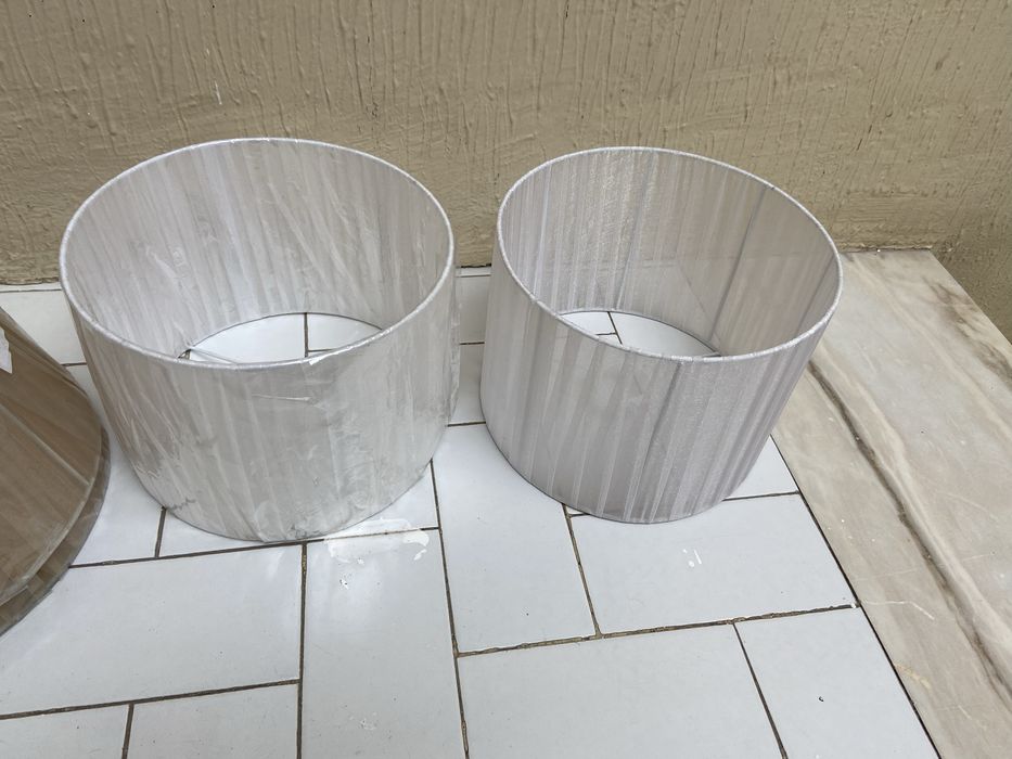 Abajures bege e branco