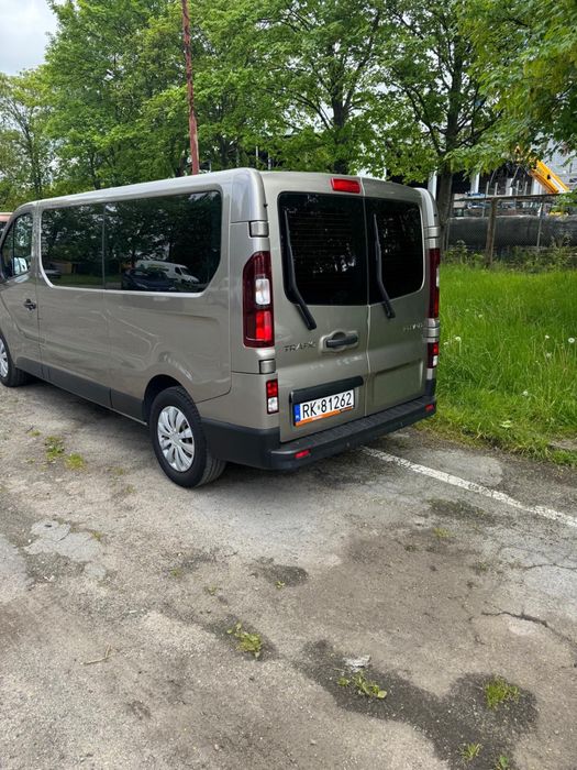Wynajem busa Renault Trafic 9-osobowy