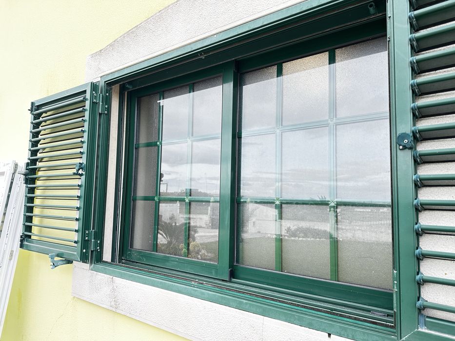 Conjunto de 2 Janelas de aluminio lacado verde.